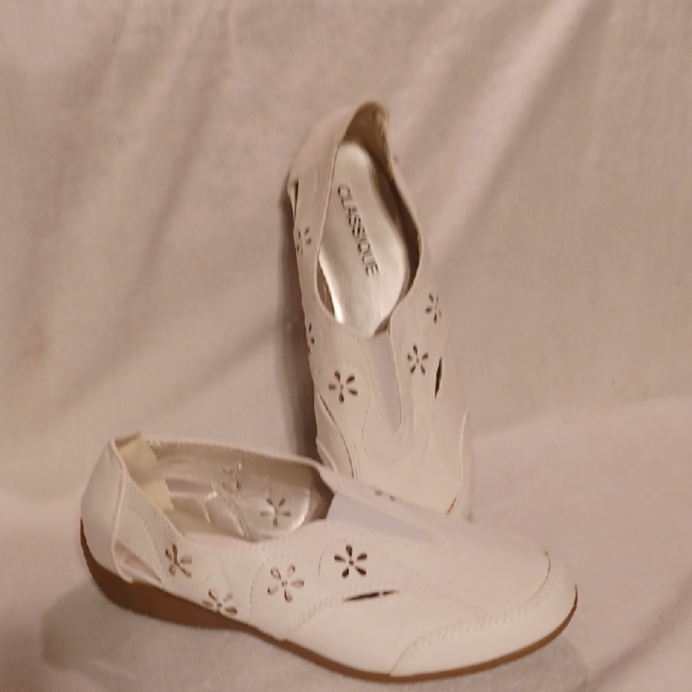 Classique Women's White Floral Cutout Loafers Size 7 1/5